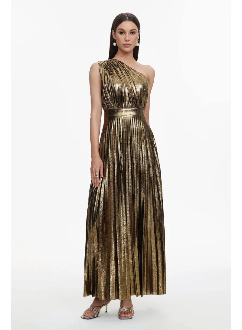 بيلا بارنيت فستان يوني ماكسي لامع بكتف واحد مطوي بتصميم أنيق